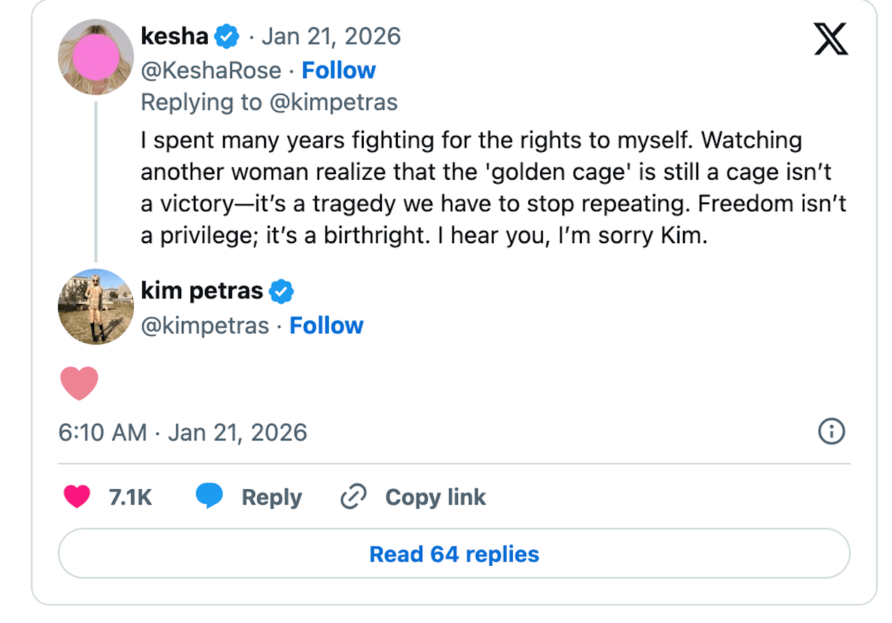 Kim Petras contro la propria etichetta discografica: "Non fanno uscire l'album pronto da 6 mesi, liberatemi" - Kesha al fianco di Kim Petras - Gay.it