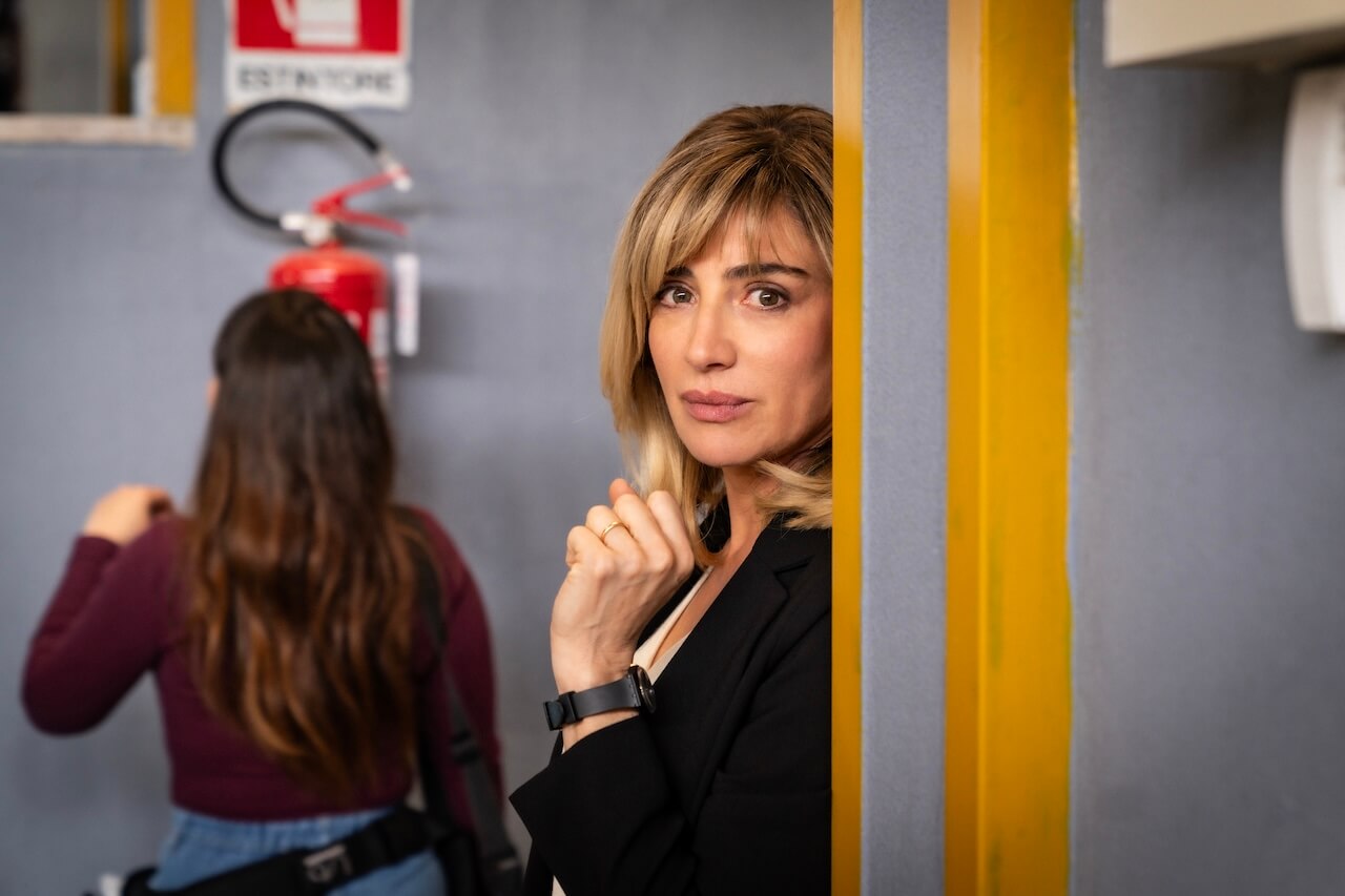 La Preside, nella serie Rai con Luisa Ranieri si parla anche di omobitransfobia grazie al personaggio di Mario Rescigno interpretatə da Sasi Cominale - Luisa Ranieri 2 - Gay.it