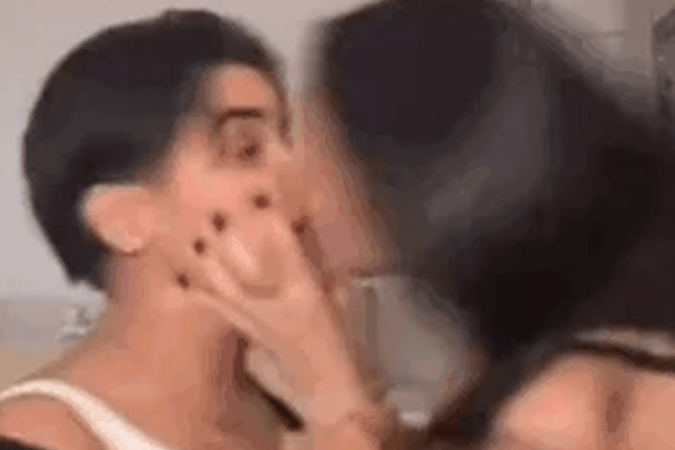 Maria Esposito (a destra) e Silvia Uras si stampano un bacio durante una diretta social. Il coming out dell'attrice di Mare Fuori è stato accompagnato dal suo appassionato racconto sulla scoperta dell'amore.