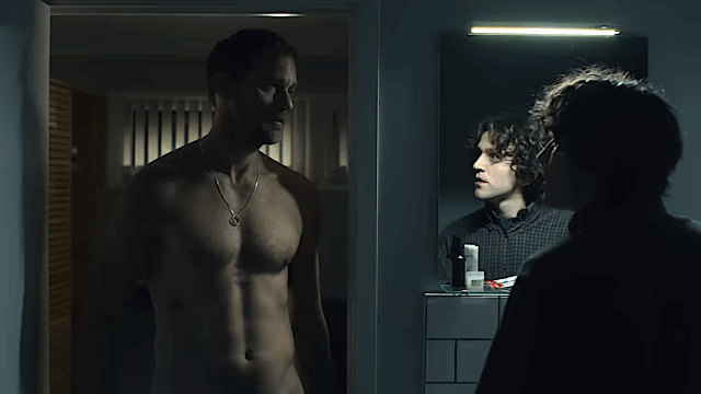 Pillion e l'amore BDSM. Nascita di un'ipnotica alchimia tra Harry Melling ed Alexander Skarsgård - PILLION Amore senza freni - Gay.it