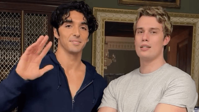 Rosso, Bianco e Royal Wedding, via alle riprese. Il primo video dal set con Nicholas Galitzine e Taylor Zakhar Perez - Rosso Bianco e Royal Wedding - Gay.it