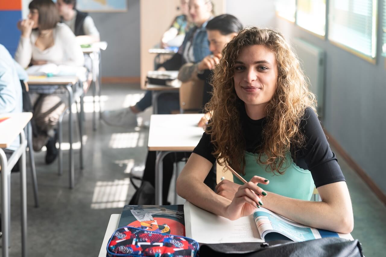 La Preside, nella serie Rai con Luisa Ranieri si parla anche di omobitransfobia grazie al personaggio di Mario Rescigno interpretatə da Sasi Cominale - Salvatore Cominale 2 - Gay.it