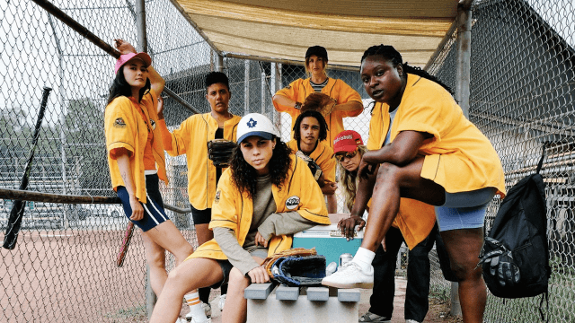 Slo Pitch, Elliot Page ha prodotto una serie queer sul softball. Sarà la nuova Heated Rivalry? - Slo Pitch - Gay.it