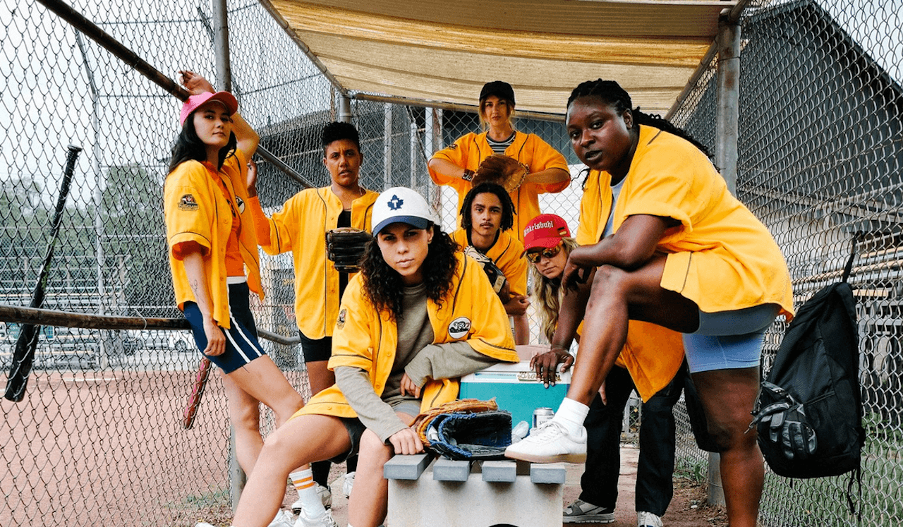 Slo Pitch, Elliot Page ha prodotto una serie queer sul softball. Sarà la nuova Heated Rivalry?