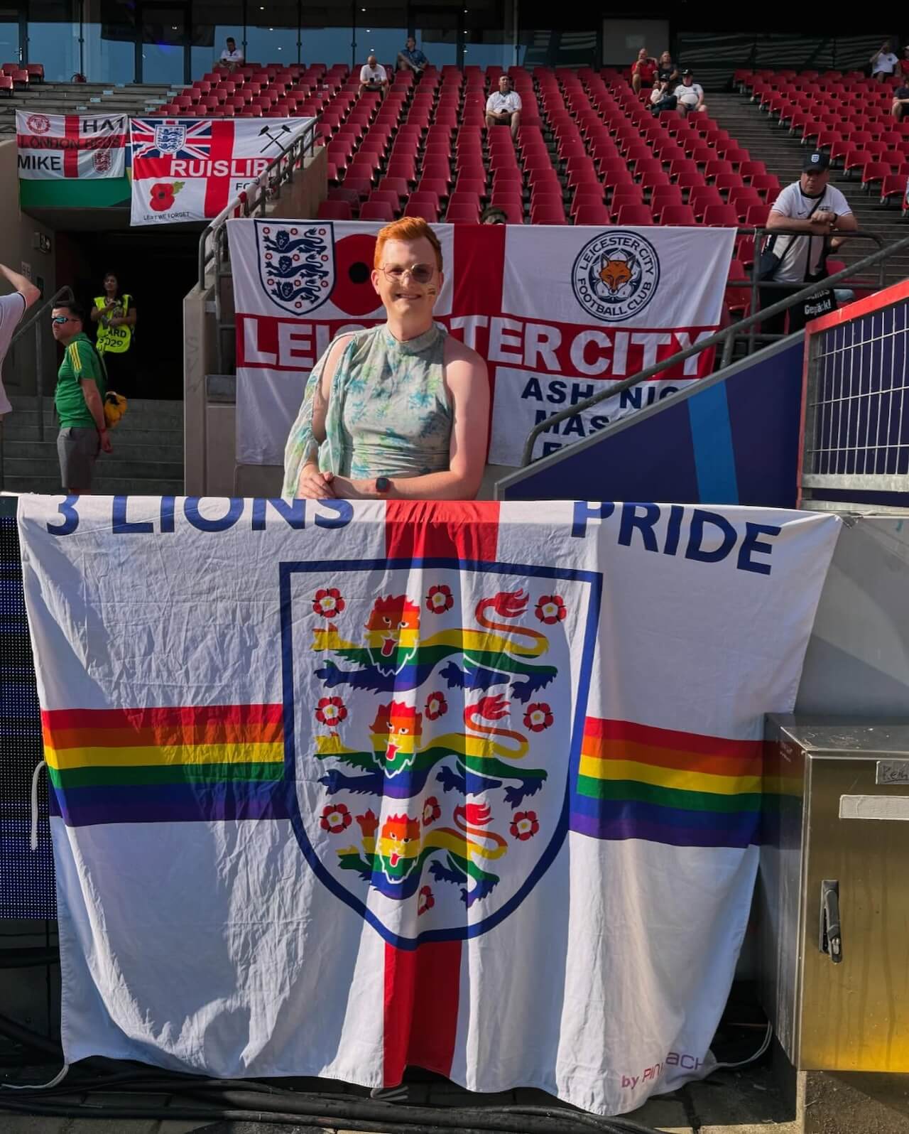I tifosi LGBTQIA+ inglesi boicottano il Mondiale di Calcio a causa delle "pericolose" violazioni USA dei diritti umani - Three Lions Pride 1 - Gay.it