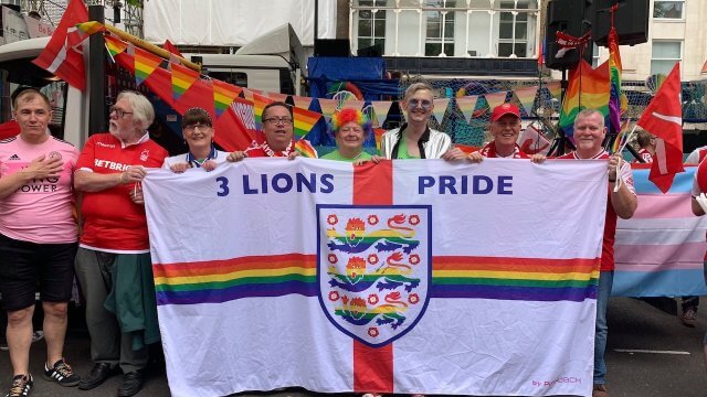 I tifosi LGBTQIA+ inglesi boicottano il Mondiale di Calcio a causa delle "pericolose" violazioni USA dei diritti umani - Three Lions Pride - Gay.it