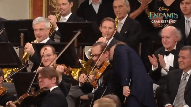 Il direttore d'orchestra Yannick Nézet-Séguin, bacia il marito e violinista