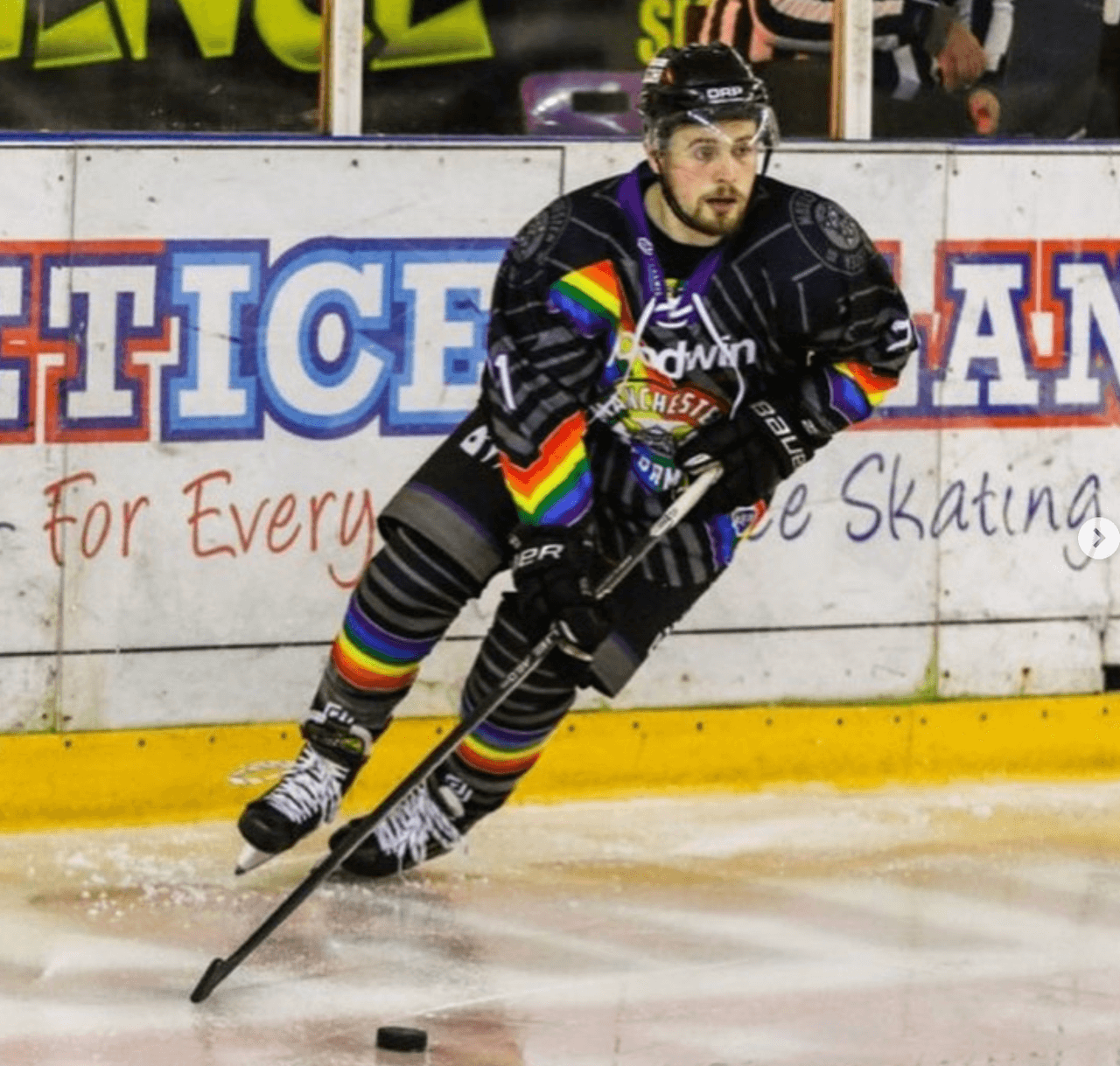 Zach Sullivan, l'hockeista dichiaratamente bisessuale "turbato" da Heated Rivalry: "Ha tirato fuori i miei traumi" - Zach Sullivan 1 - Gay.it