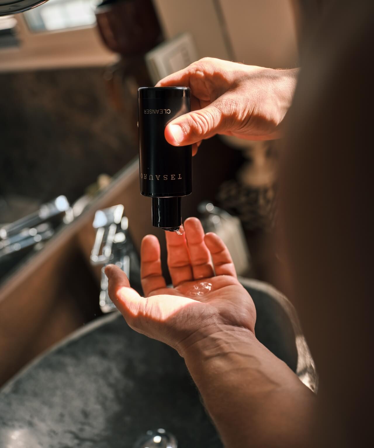 Igiene intima maschile: dal tabù alla prevenzione, cosa sapere su pH e zone delicate - cleanser - Gay.it