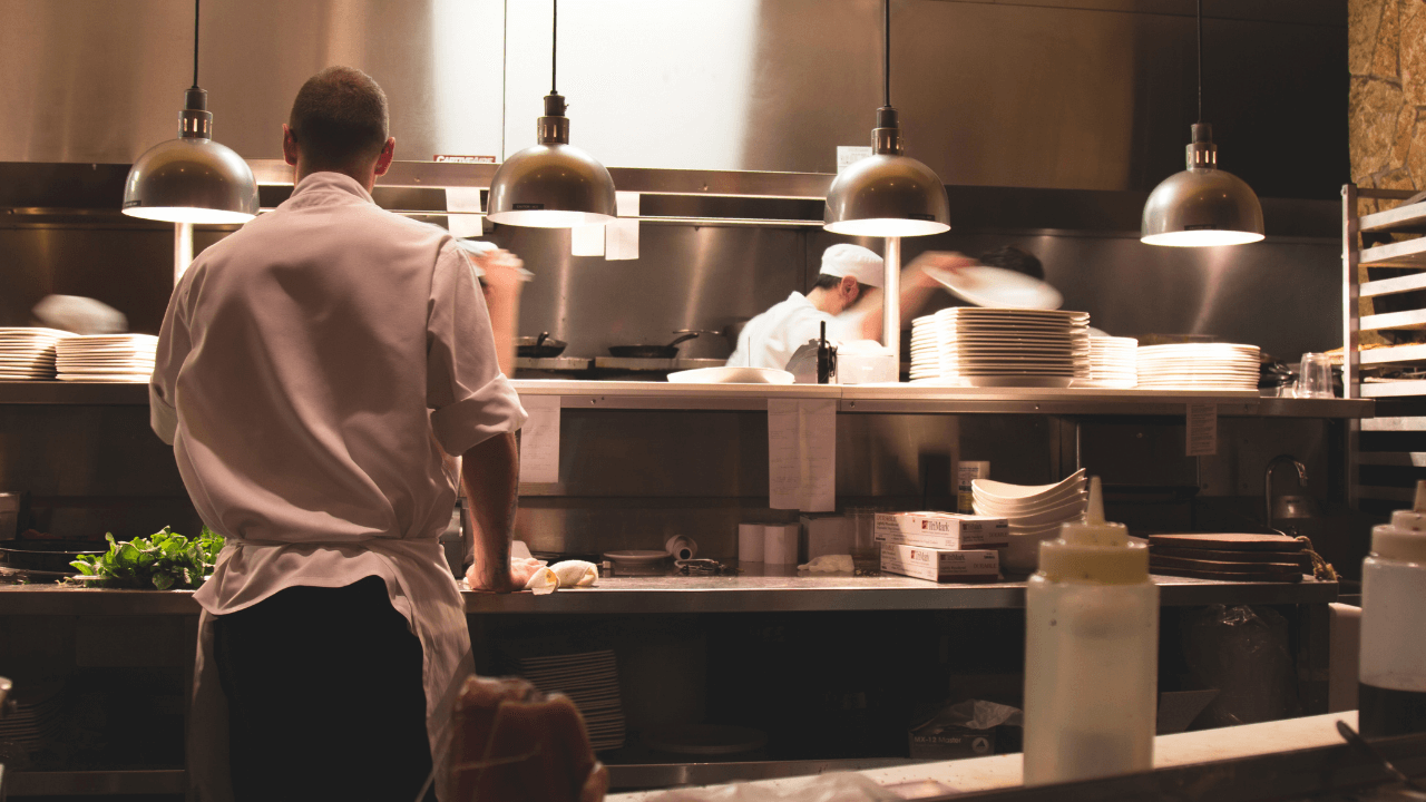 Essere LGBTIQ in cucina: perché nella ristorazione dichiararsi è ancora un tabù - cucina ristorante - Gay.it