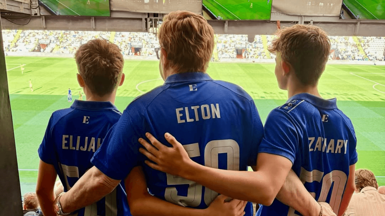 Elton John e i due figli adolescenti