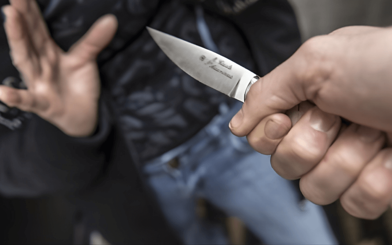 “Sei gay, ti uccido con il coltello”: a Giulianova minacce e insulti omofobi da un vicino