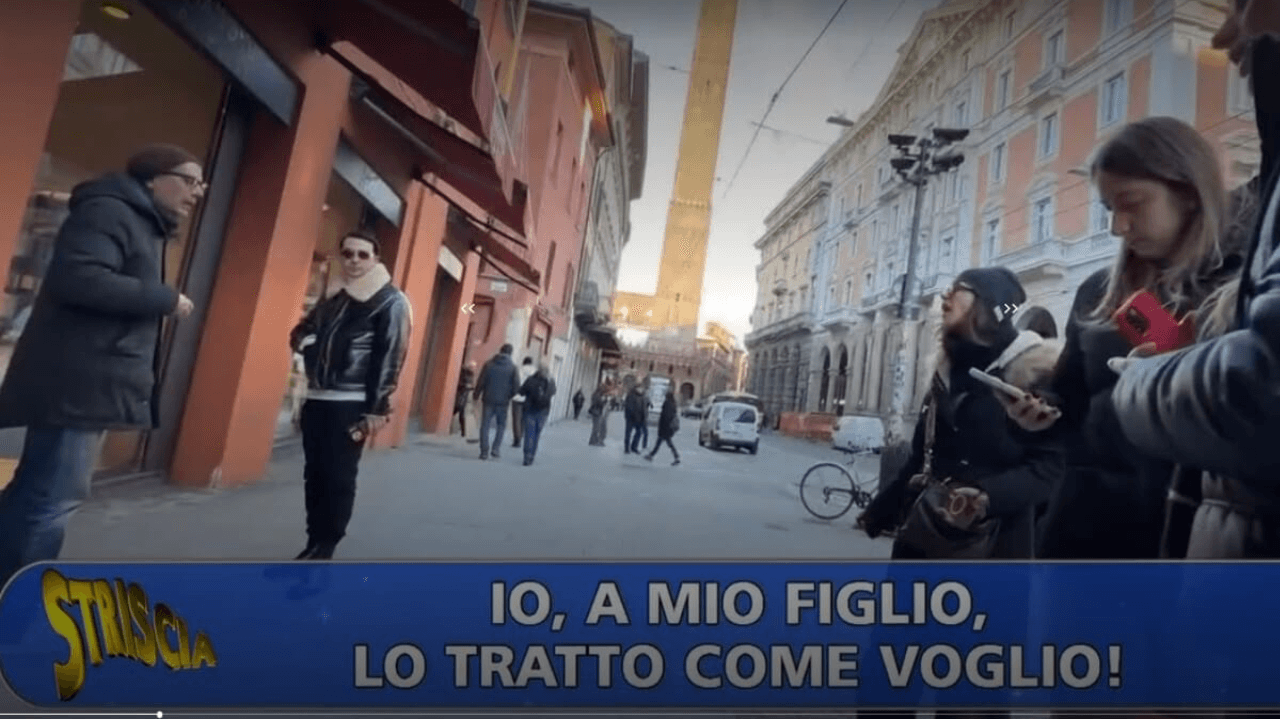 Genitore omofobo insulta figlio gay per strada: l'esperimento sociale di Striscia la Notizia
