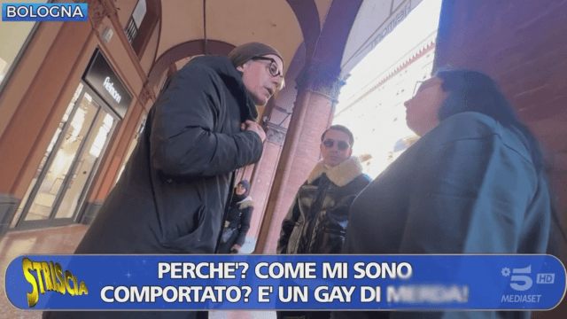 Genitore omofobo insulta figlio gay per strada: l'esperimento sociale di Striscia la Notizia