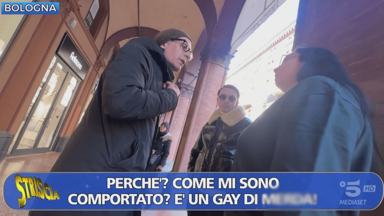 Insulti omofobi al figlio gay per strada: l’esperimento sociale di Striscia la Notizia a Bologna – VIDEO