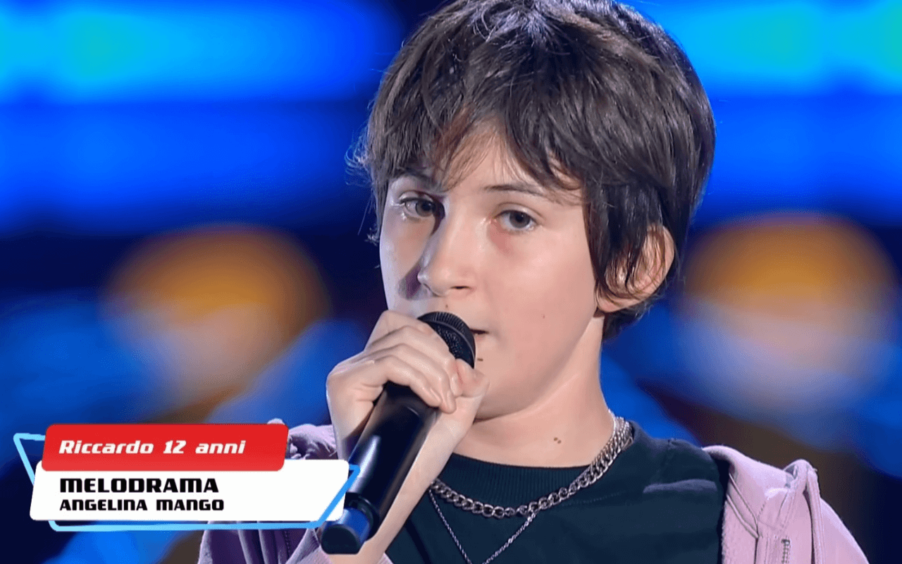 Riccardo Pezzicoli incanta a The Voice Kids tra sogni e talento. I commenti online e il peso di pregiudizi e stereotipi