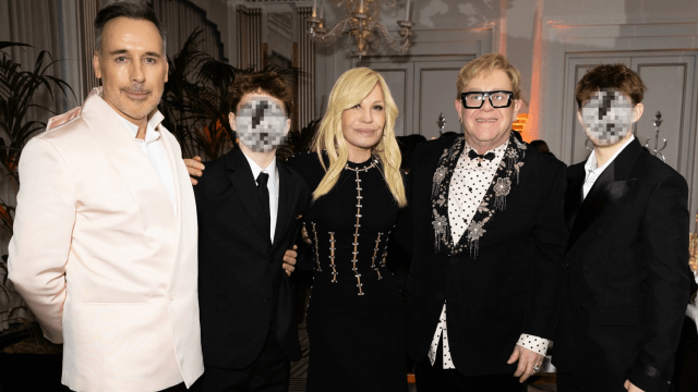 Elton John e David Furnish, con i figli e Donatella Versace