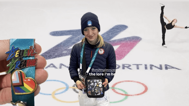 Milano Cortina 2026, la pattinatrice queer Amber Glenn distribuisce spille LGBTQIA+ agli altri atleti olimpici - Amber Glenn alle Olimpiadi di Milano Cortina - Gay.it