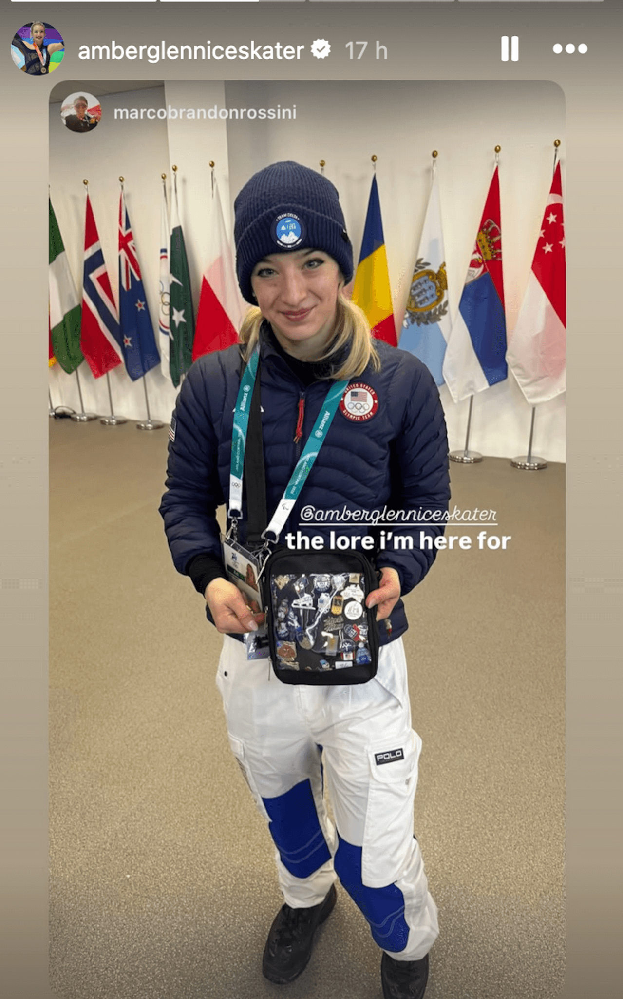 Milano Cortina 2026, la pattinatrice queer Amber Glenn distribuisce spille LGBTQIA+ agli altri atleti olimpici - Amber Glenn e le spille rainbow - Gay.it