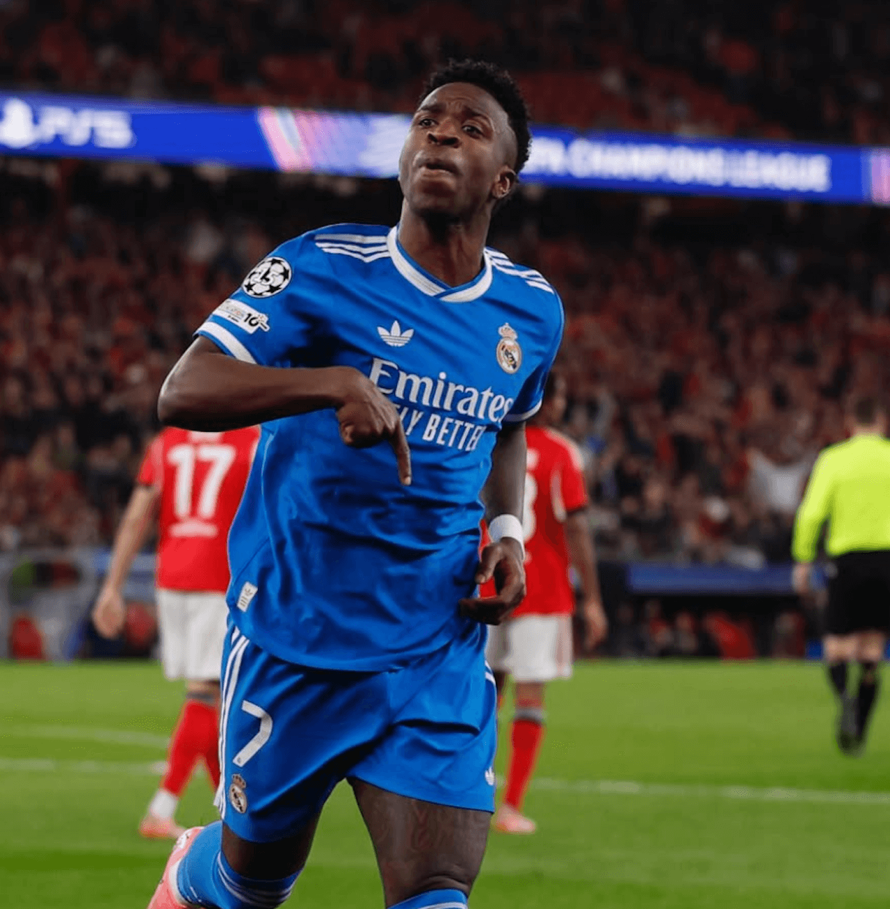 Benfica-Real, è caos in campo tra Prestianni e Vinicius: "Sostiene di non avergli detto scimmia ma fr*cio" (VIDEO) - Benfica Real e caos in campo tra Vinicious e Prestianni 1 - Gay.it