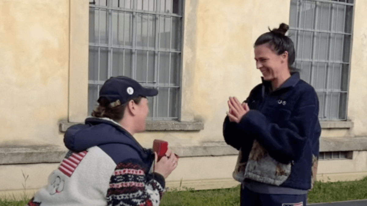 Milano Cortina 2026, Brittany Bowe e Hilary Knight si sono fidanzate alle Olimpiadi. Il video della proposta di nozze