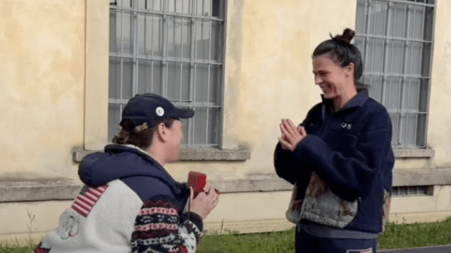 Milano Cortina 2026, Brittany Bowe e Hilary Knight si sono fidanzate alle Olimpiadi. Il video della proposta di nozze - Brittany Bowe e Hilary Knight si sono fidanzate alle Olimpiadi - Gay.it