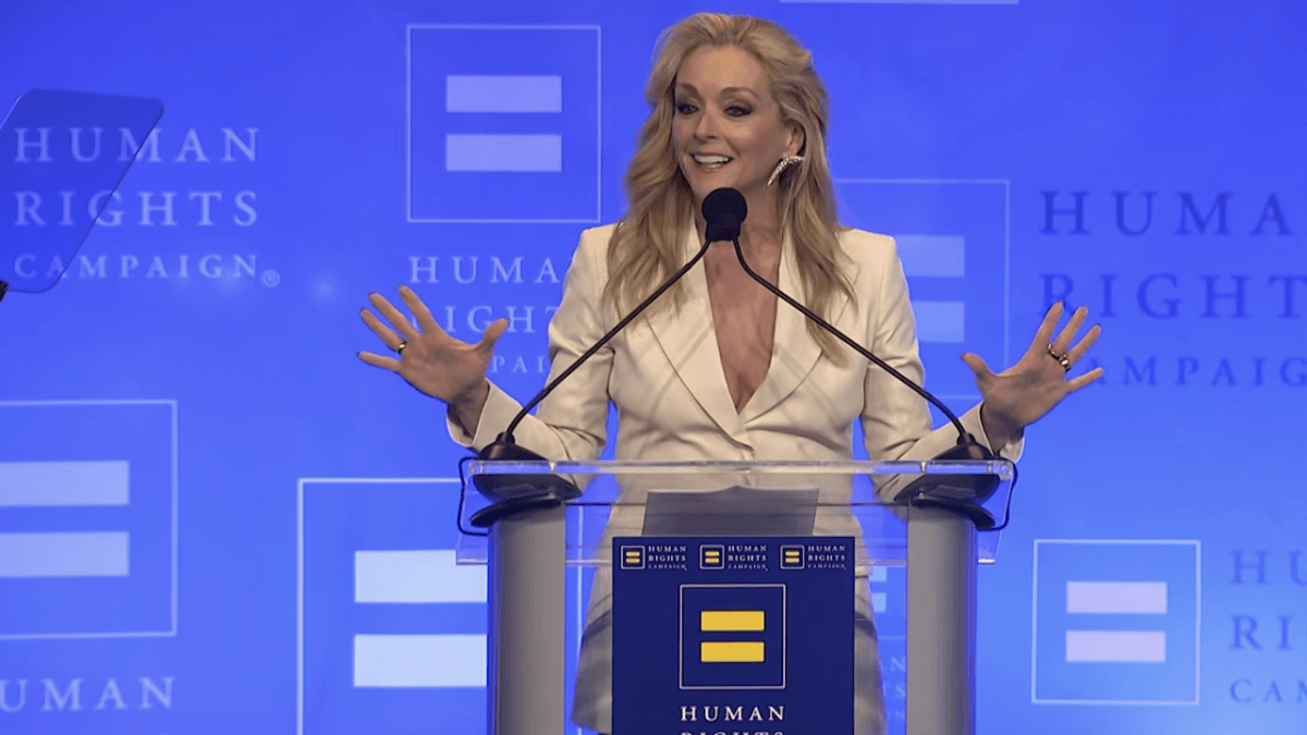 Jane Krakowski di Ally McBeal invita colleghi e colleghe di Hollywood a farsi avanti “in difesa della comunità trans” (VIDEO)