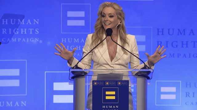 Jane Krakowski di Ally McBeal invita colleghi e colleghe di Hollywood a farsi avanti "in difesa della comunità trans" (VIDEO) - Jane Krakowski Receives the Ally for Equality Award - Gay.it