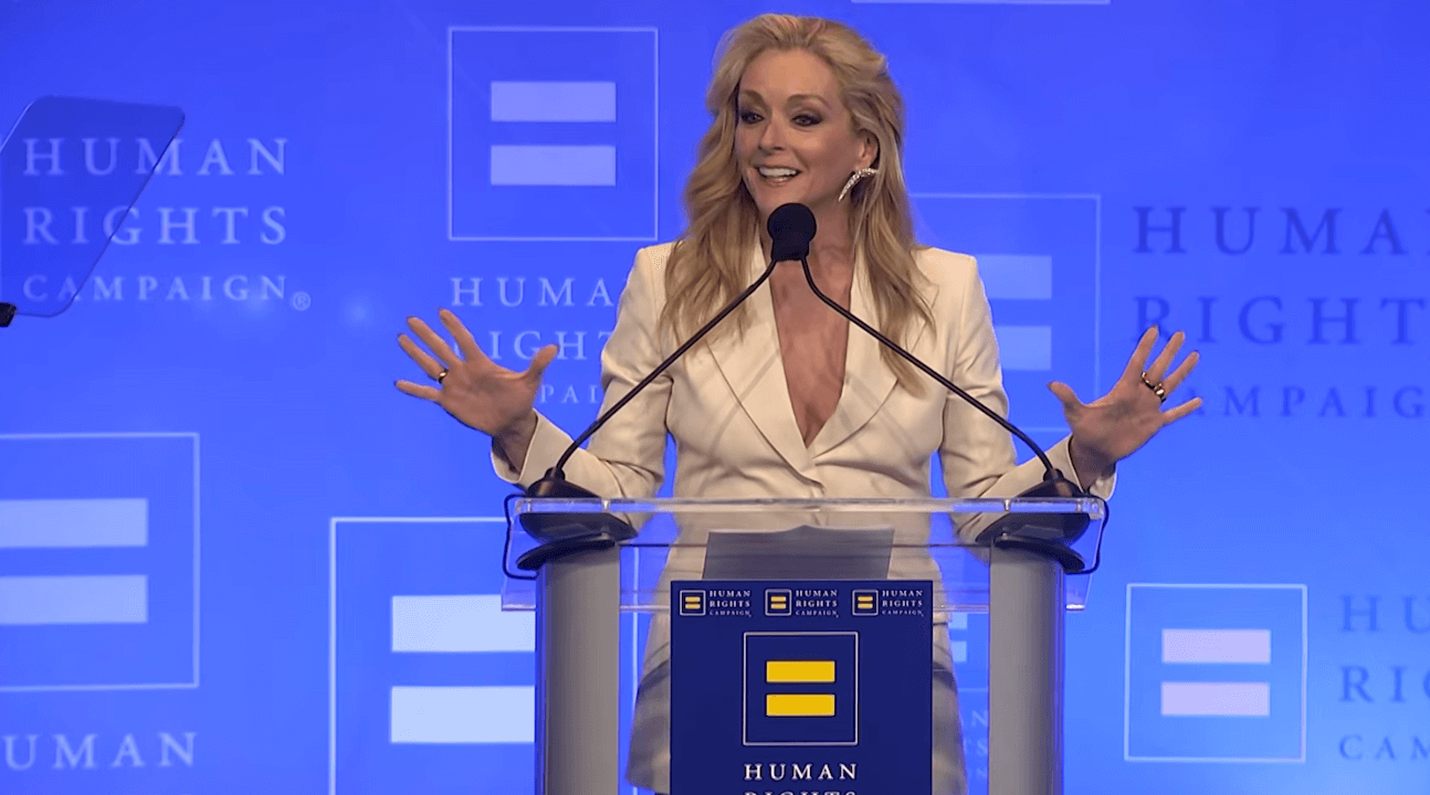 Jane Krakowski di Ally McBeal invita colleghi e colleghe di Hollywood a farsi avanti “in difesa della comunità trans” (VIDEO)