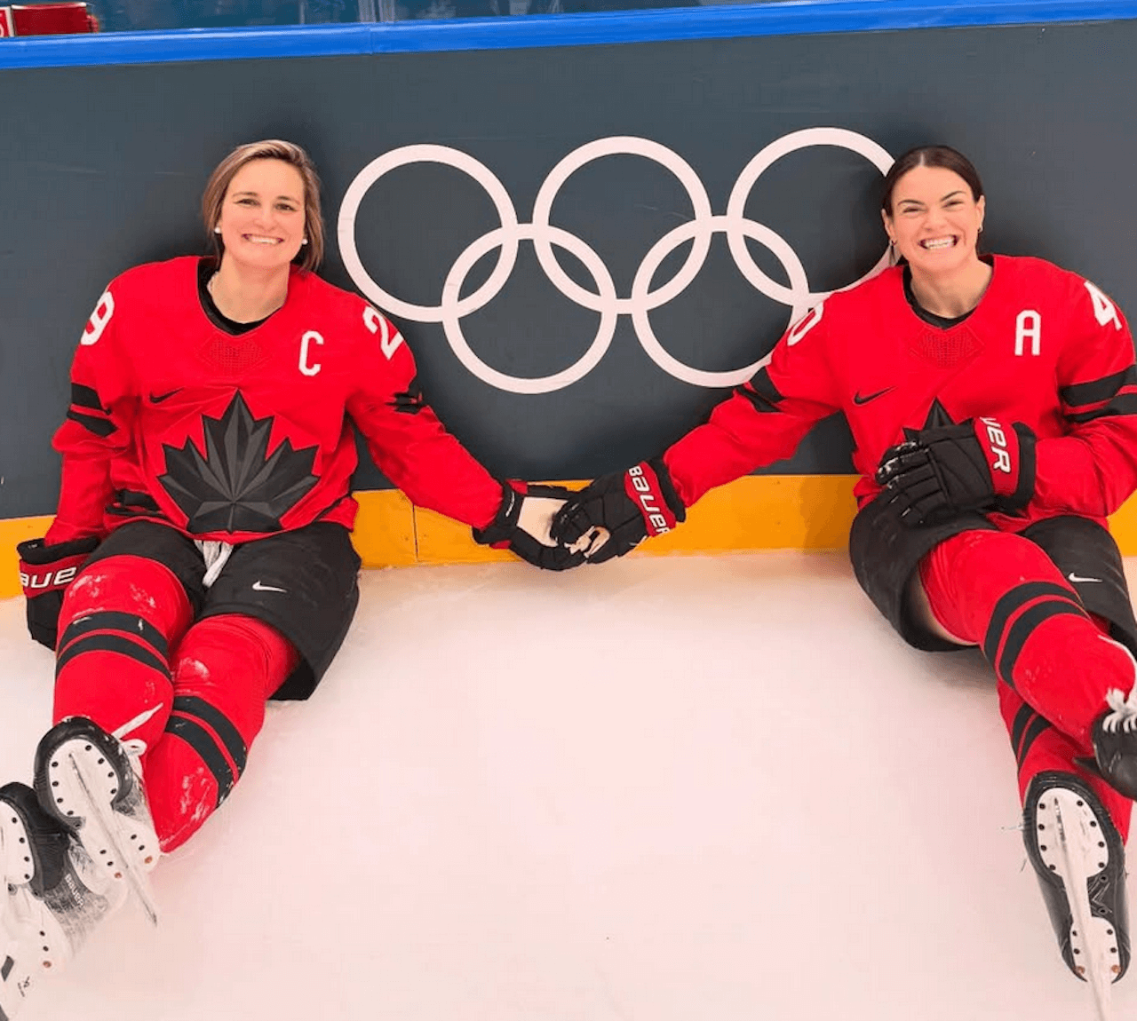 Milano Cortina 2026 da record, ecco tutti gli atleti dichiaratamente LGBTQIA+ vincitori di una medaglia - Marie Philip Poulin e moglie - Gay.it