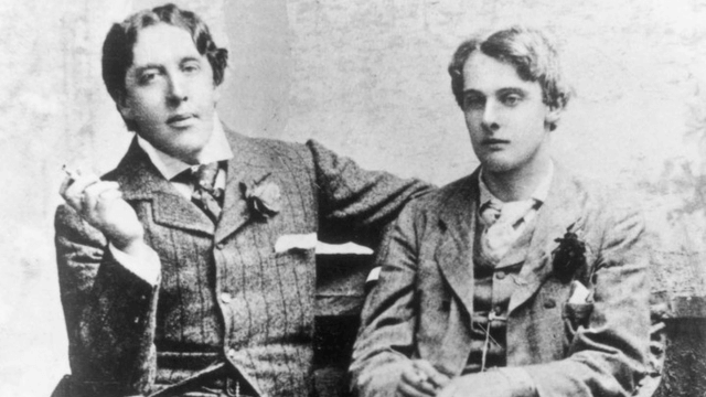 Il nipote dello scrittore racconta la trasformazione dello scrittore da scandalo a icona LGBTQ+. Nella foto: Oscar Wilde e Alfred Douglas