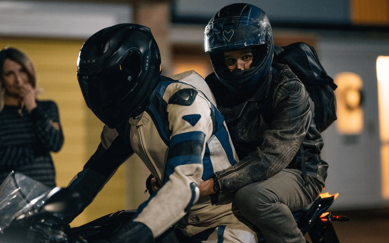 Pillion, sadomasochismo d'amore. Il bellissimo film di Harry Lighton è un unicum nella cinematografia queer - Pillion il film - Gay.it