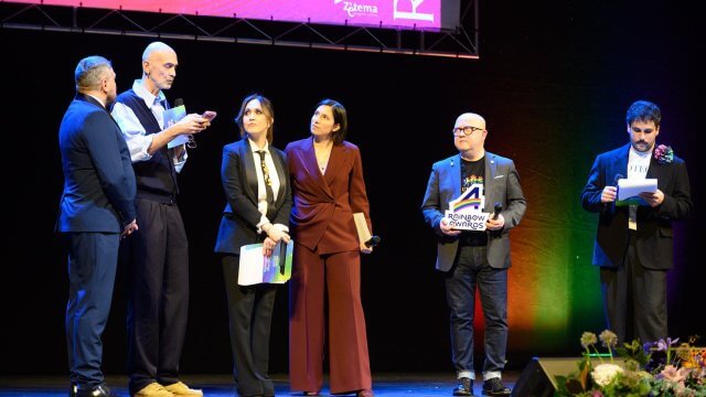 Rainbow Awards 2026, Roma celebra la resistenza LGBTQIA+ ungherese. Resoconto di una Pride Night - Rainbow Awards 2026 Adriano Bartolucci Proietti Giuliano Federico Chiara Francini Elly Schlein Gergely Karacsony - Gay.it