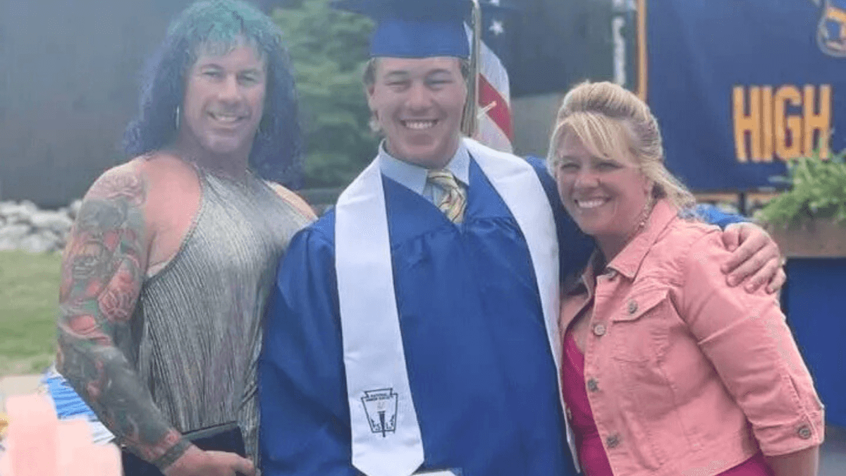 Sparatoria nel Rhode Island: donna trans uccide ex moglie e figlio durante una partita di hockey, poi si suicida