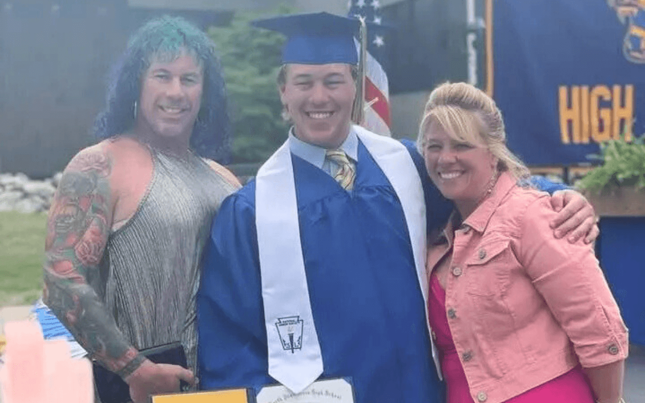 Sparatoria nel Rhode Island: donna trans uccide ex moglie e figlio durante una partita di hockey, poi si suicida