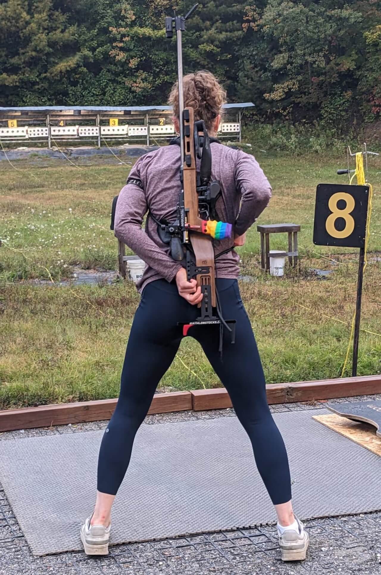 Milano Cortina 2026, la biatleta Shilo Rousseau in gara alle Olimpiadi con il fucile rainbow - Shilo Rousseau e il fucile rainbow - Gay.it