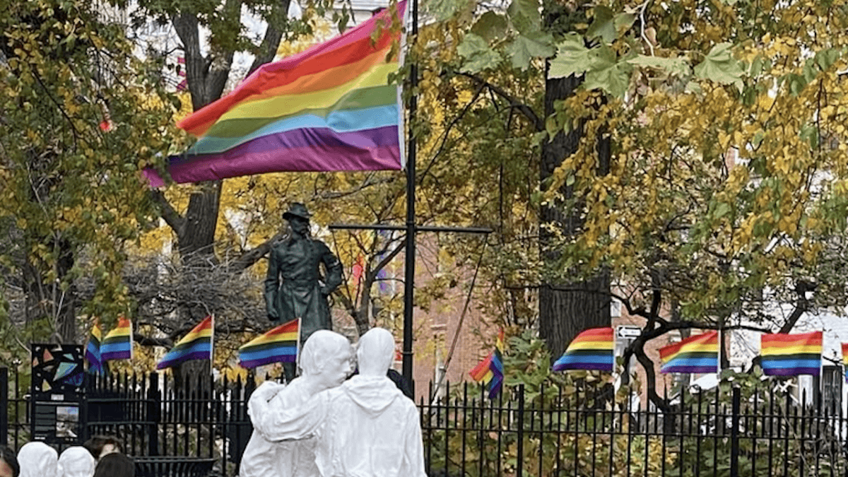 Trump cede e ripristina la bandiera Pride al monumento di Stonewall: “Quando restiamo uniti e lottiamo, vinciamo”