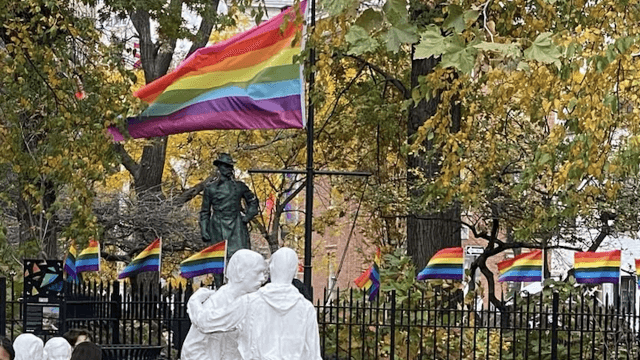 Trump cede e ripristina la bandiera Pride al monumento di Stonewall: "Quando restiamo uniti e lottiamo, vinciamo" - Stonewall - Gay.it