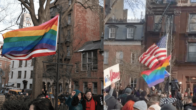 Stonewall, torna a sventolare la bandiera Progress Pride. È sfida aperta a Donald Trump - Stonewall bandiera Progress Pride. E sfida aperta a Donald Trump - Gay.it