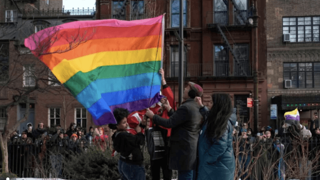 Stonewall, senatore propone al Congresso una legge che renda intoccabile la bandiera Pride: "Trump non riscriverà la storia" - Stonewall senatore chiede al Congresso una legge che la renda intoccabile - Gay.it