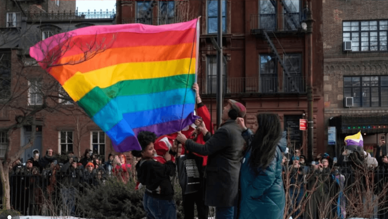 L'amministrazione Trump è stata citata in giudizio per aver rimosso la bandiera Pride dallo Stonewall Monument - Stonewall senatore chiede al Congresso una legge che la renda intoccabile - Gay.it