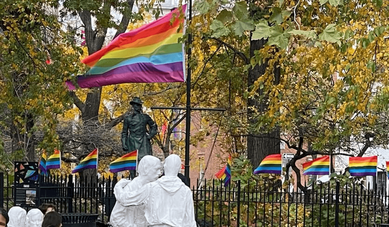 Stonewall, senatore propone al Congresso una legge che renda intoccabile la bandiera Pride: "Trump non riscriverà la storia" - Stonewall - Gay.it