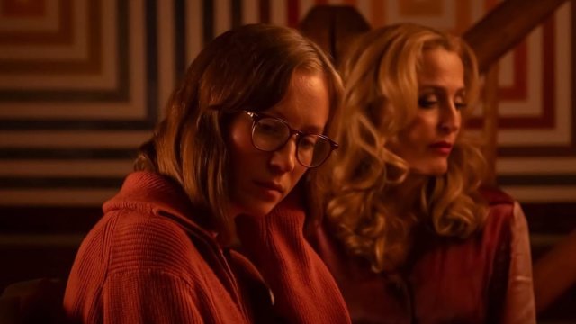 Teenage Sex and Death at Camp Miasma, prime immagini dall'horror queer con Gillian Anderson e Hannah Einbinder (VIDEO) - Teenage Sex and Death at Camp Miasma - Gay.it