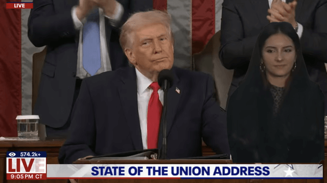 Trump attacca i diritti trans durante il discorso sullo Stato dell'Unione: "Dobbiamo immediatamente vietarli" (VIDEO) - Trump stato dellUnione e Sage Blair - Gay.it