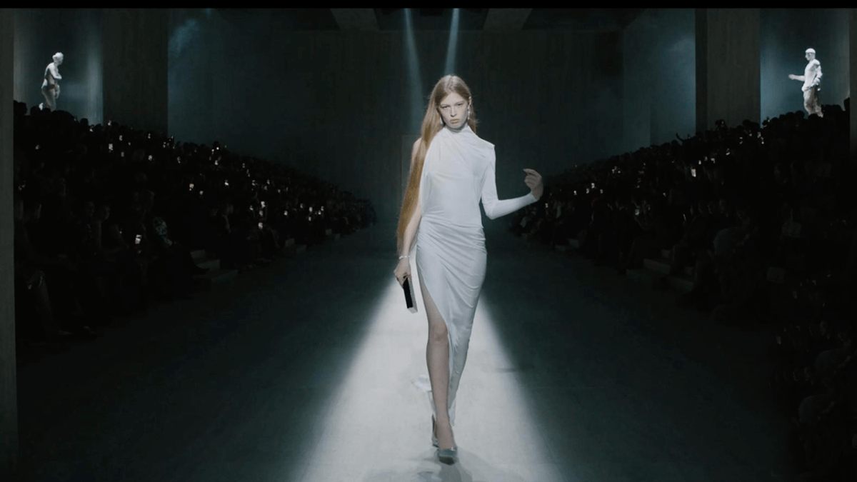 Vivian Wilson, la figlia trans ripudiata da Elon Musk, sfila per Gucci di Demna Gvasalia