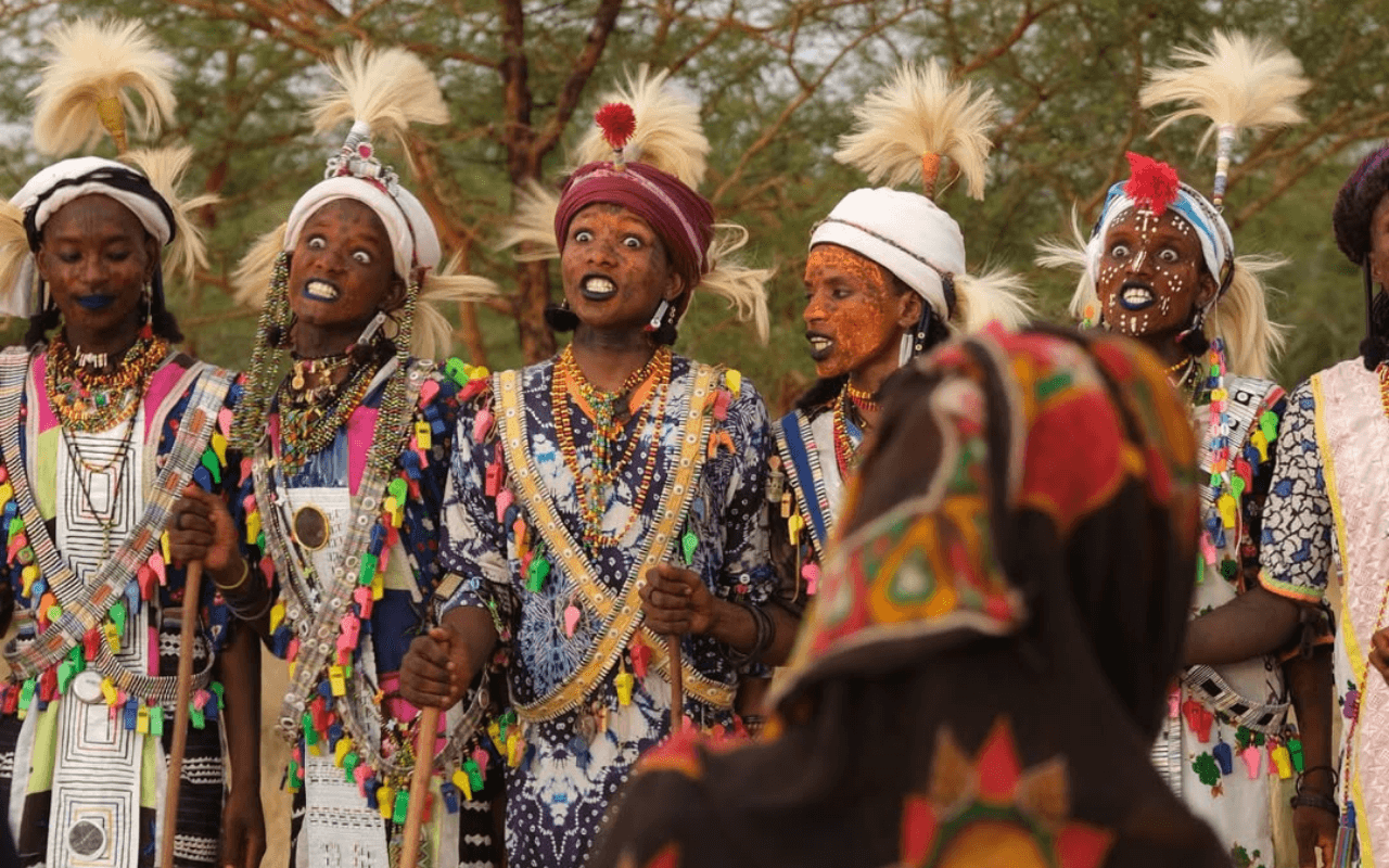 Gerewol, il rito di corteggiamento del popolo Wodaabe che ribalta l’idea di competizione, bellezza e identità