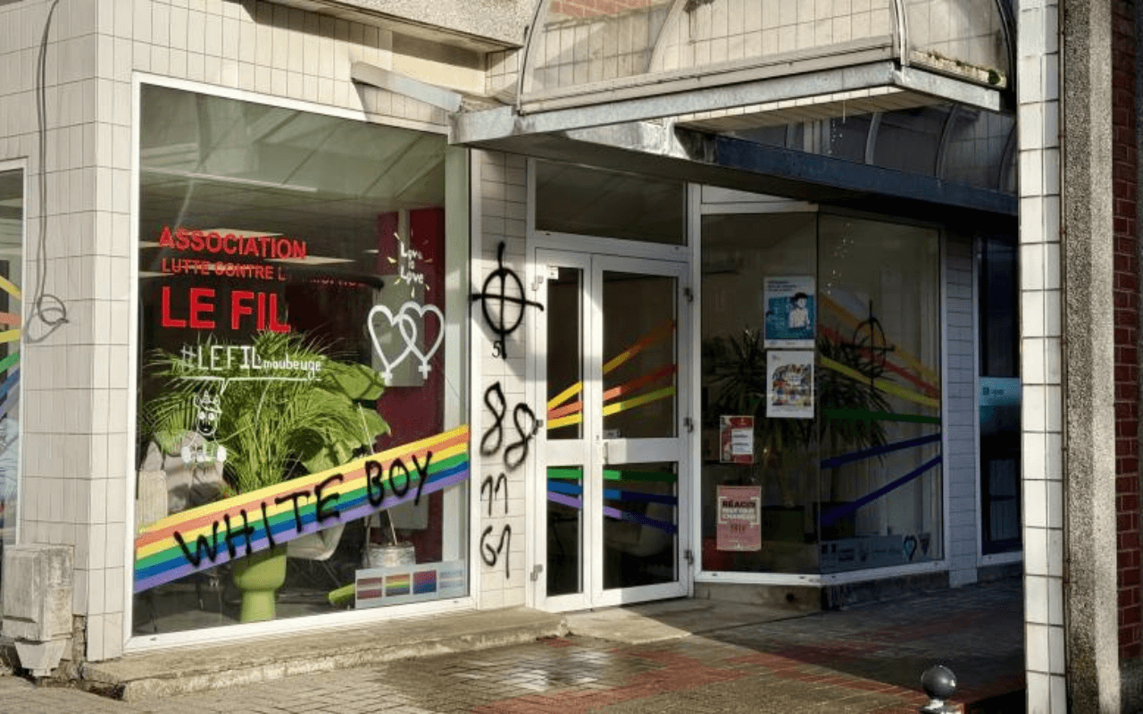 Francia, attacchi dell’estrema destra contro centri LGBT+: vandalizzato Le Fil a Maubeuge dopo il raid a Lille