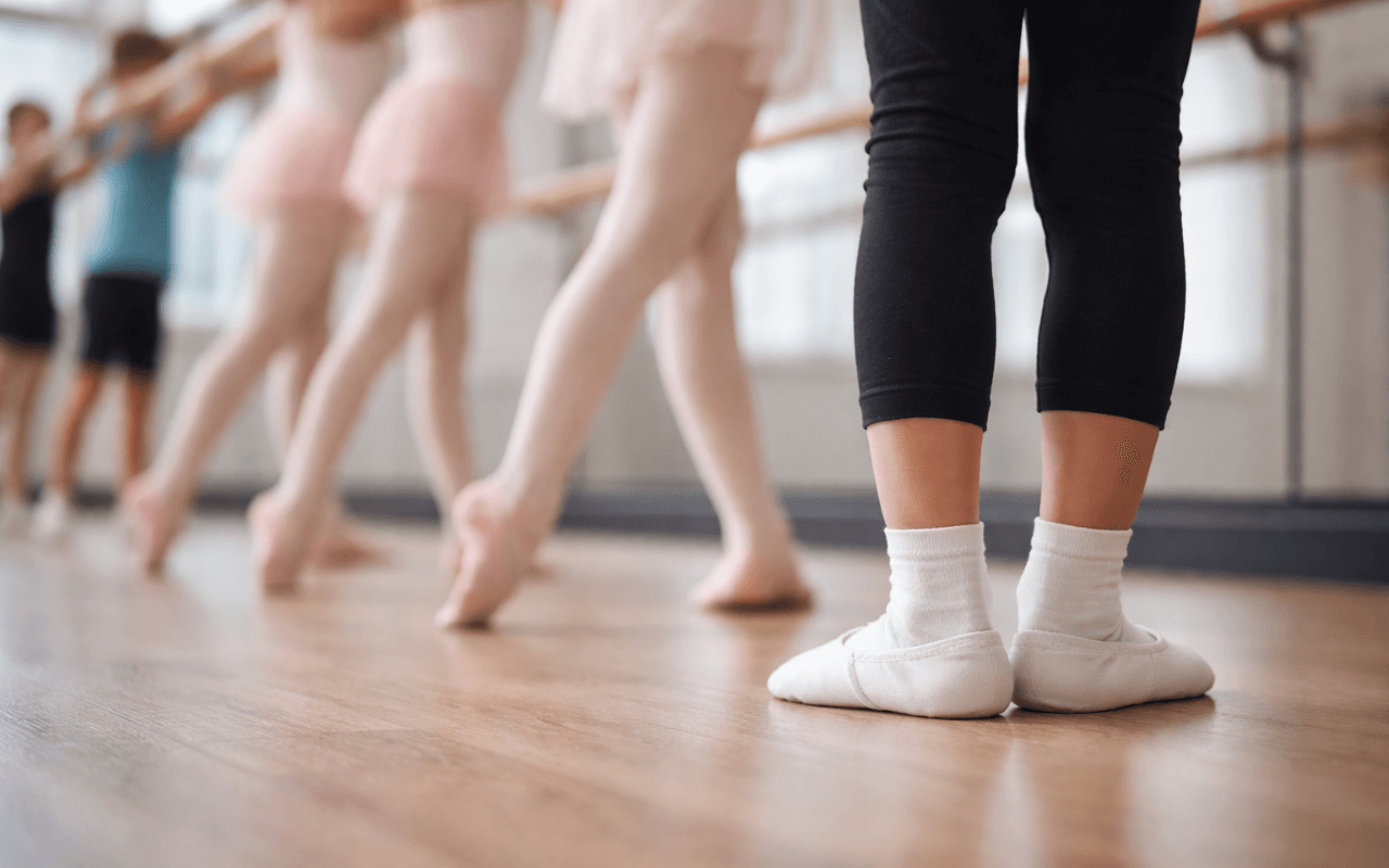 Ischia, bambino lascia la danza per il bullismo: “Mi prendono in giro perché faccio il ballerino”, la denuncia dell’insegnante - bambini danza - Gay.it