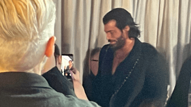 Can Yaman infiamma la sala stampa prima del debutto a Sanremo 2026