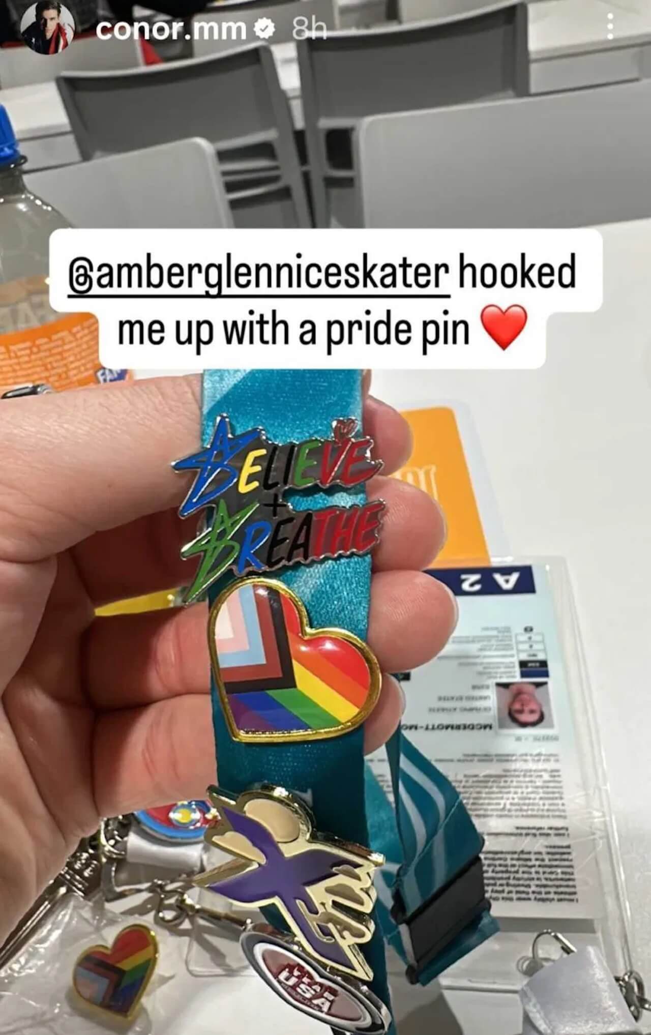 Milano Cortina 2026, la pattinatrice queer Amber Glenn distribuisce spille LGBTQIA+ agli altri atleti olimpici - conor mm glenn pin 1 876x1544 copia - Gay.it